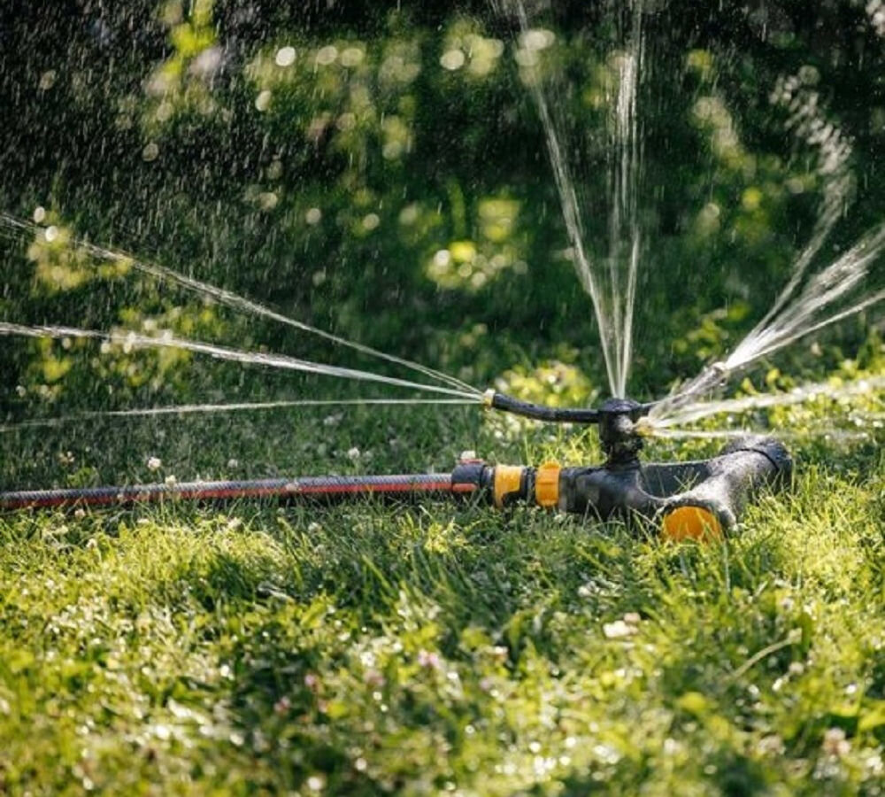 Wąż ogrodowy FISKARS 3/4 20 m Q3 1027109, woda, podlewanie, ogród, komfort, zraszacz przy pomocy węża podlewa trawnik