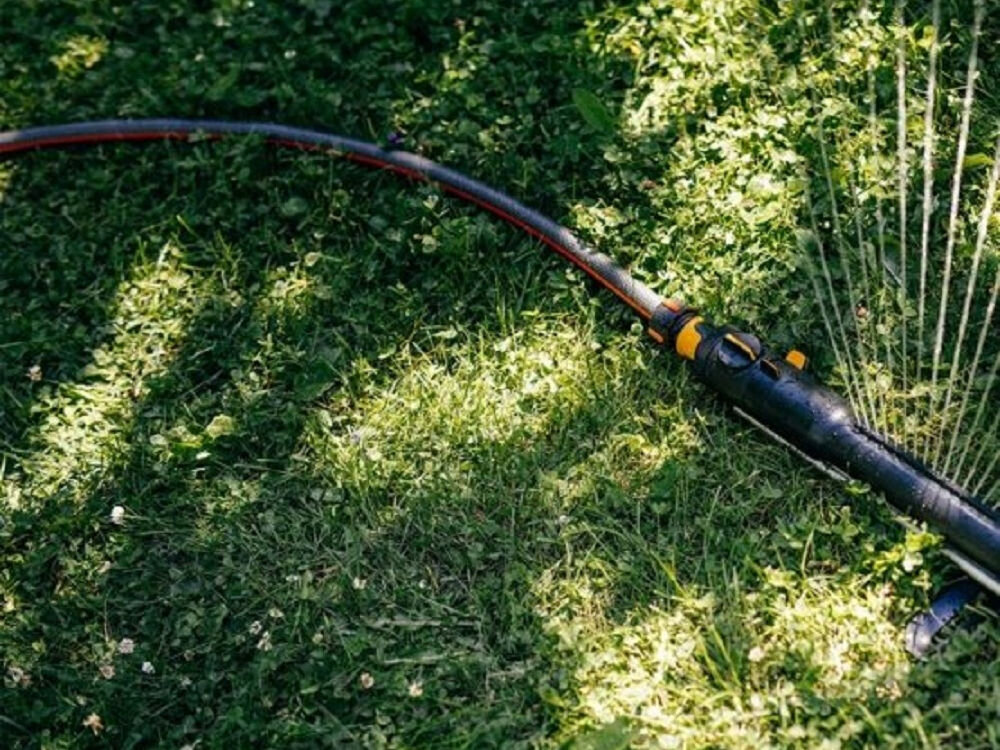 Wąż ogrodowy FISKARS 3/4 20 m Q3 1027109, osadzanie, glony, czyszczenie, promieniowanie, zraszacz podpięty do węża podlewa trawnik
