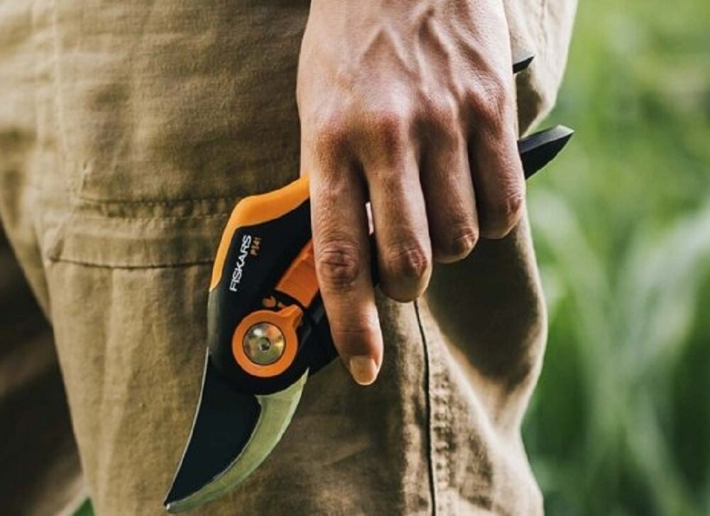 Sekator ręczny FISKARS Solid P321 - Dokładna praca