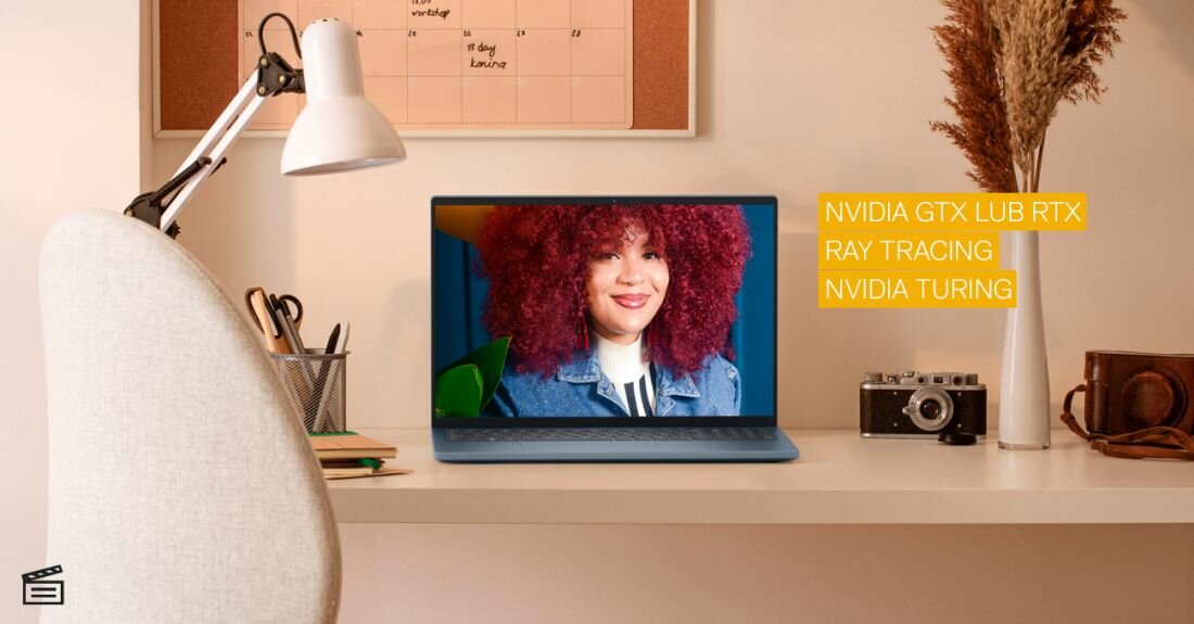 Na biurku stoi laptop z wyświetlonym zdjęciem osoby z kręconymi włosami. Obok laptopa widoczny jest tekst: \'NVIDIA GTX LUB RTX, RAY TRACING, NVIDIA TURING\'.
