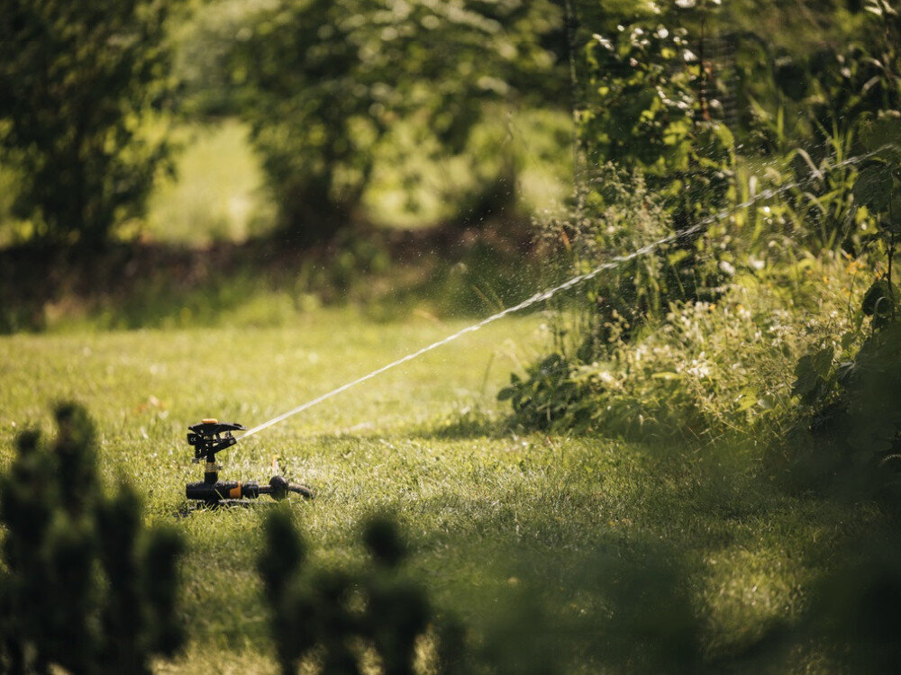 Zraszacz FISKARS 1027050, wymiary, waga, przechowywanie, przyłącze, zraszacz podlewa ogród działkowy podczas słonecznego dnia