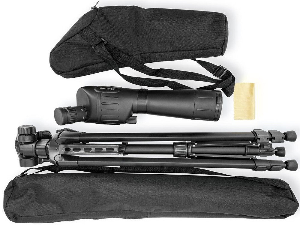 Na obrazie znajduje się czarna luneta z napisem \'20-60x60 62\', statyw oraz dwie czarne torby. Obok leży mała, żółta ściereczka.