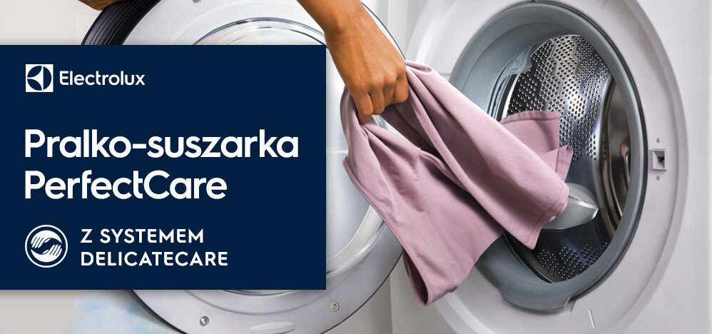 Osoba wkłada różowy materiał do bębna pralko-suszarki. Na obrazie widoczny jest tekst: \'Electrolux Pralko-suszarka PerfectCare Z SYSTEMEM DELICATECARE\'.