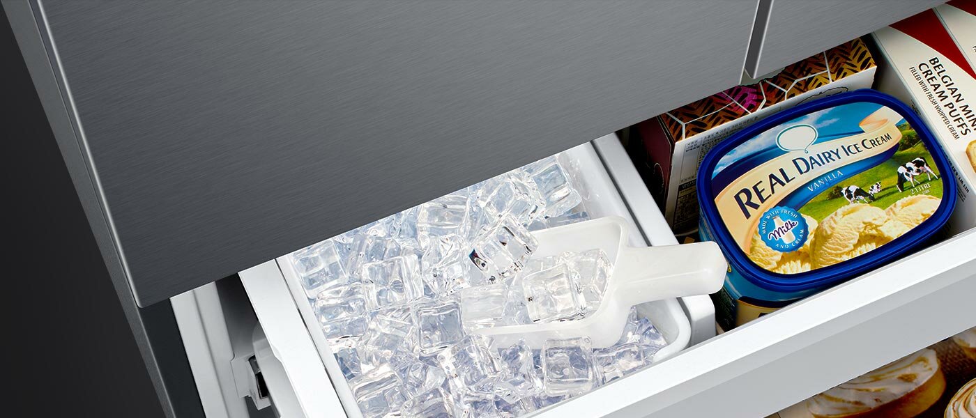 Zbliżenie na automatyczną kostkarkę w zamrażalniku lodówki Samsung Multidoor Zbliżenie na automatyczną kostkarkę w zamrażalniku lodówki Samsung Multidoor