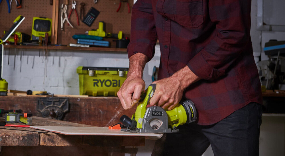 Pilarka tarczowa RYOBI RYOBI R18MMS-120S akumulator Li-Ion z serii ONE+ napiecie 18 V pojemność 2,0 Ah maksymalna prędkość obrotowa do 4250 obr/min