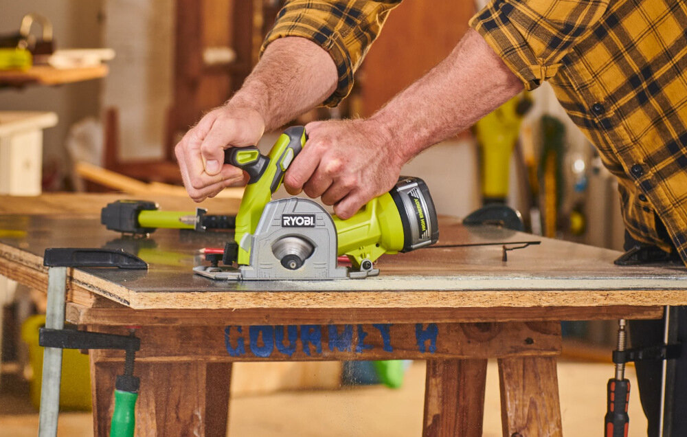 Pilarka tarczowa RYOBI RYOBI R18MMS-120S wyprofilowana rękojeść antypoślizgowy materiał dodatkowa rękojeść prac oburącz