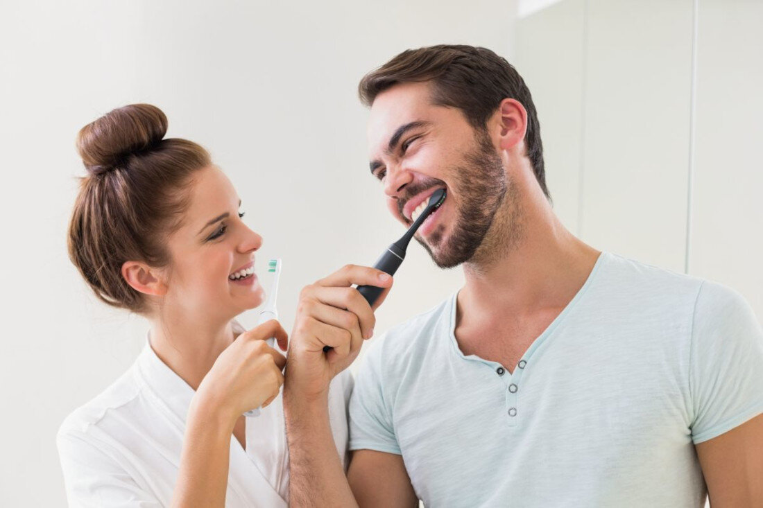 Szczoteczka soniczna TRUELIFE SonicBrush Compact Duo (2 szt.) Codzienna higiena Cztery tryby pracy dopasowanie potrzeby pielęgnacja wrażliwych zębów wybielanie masaż dziąseł zdrowe zęby dziąsła