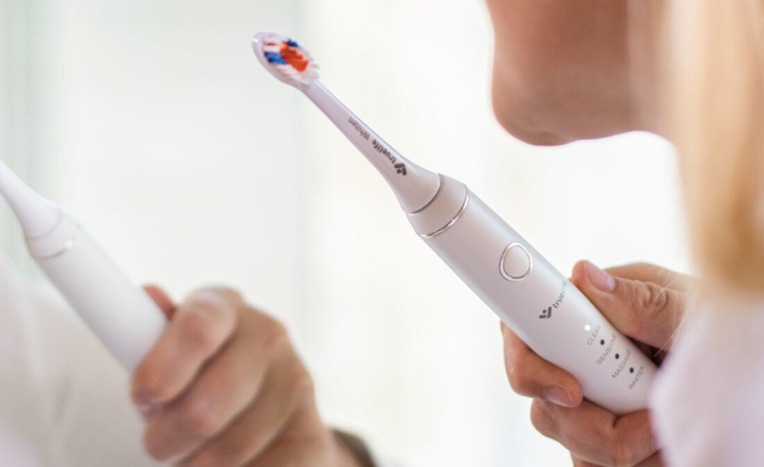 Szczoteczka soniczna TRUELIFE SonicBrush Compact Duo (2 szt.) Intuicyjna obsługa automatycznie zapamiętuje ostatnio używany tryb Wbudowany czasomierz dwuminutowego cyklu czyszczenia czas sygnał przypomnienie