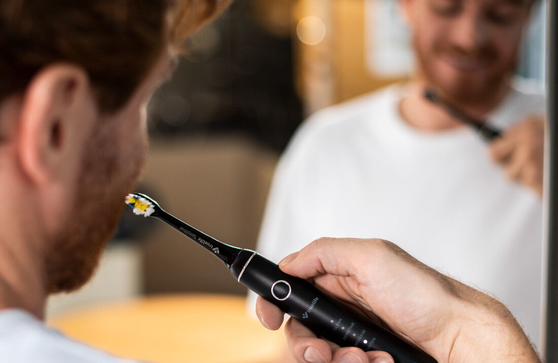 Szczoteczka soniczna TRUELIFE SonicBrush Compact Duo (2 szt.) wysoka jakość wykonanie bezpieczne materiały ochrona zdrowie użytkownika środowisko Prosty, elegancki design waga