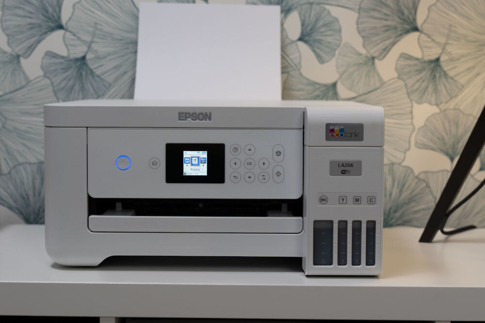 Urządzenie wielofunkcyjne EPSON EcoTank L4266 Druk w kolorze, Automatyczny druk dwustronny, Wi-Fi prezentacja urządzenia w pokoju w tle tapeta w kawiatki wydajność atramentu wydłużenie czasu pracy