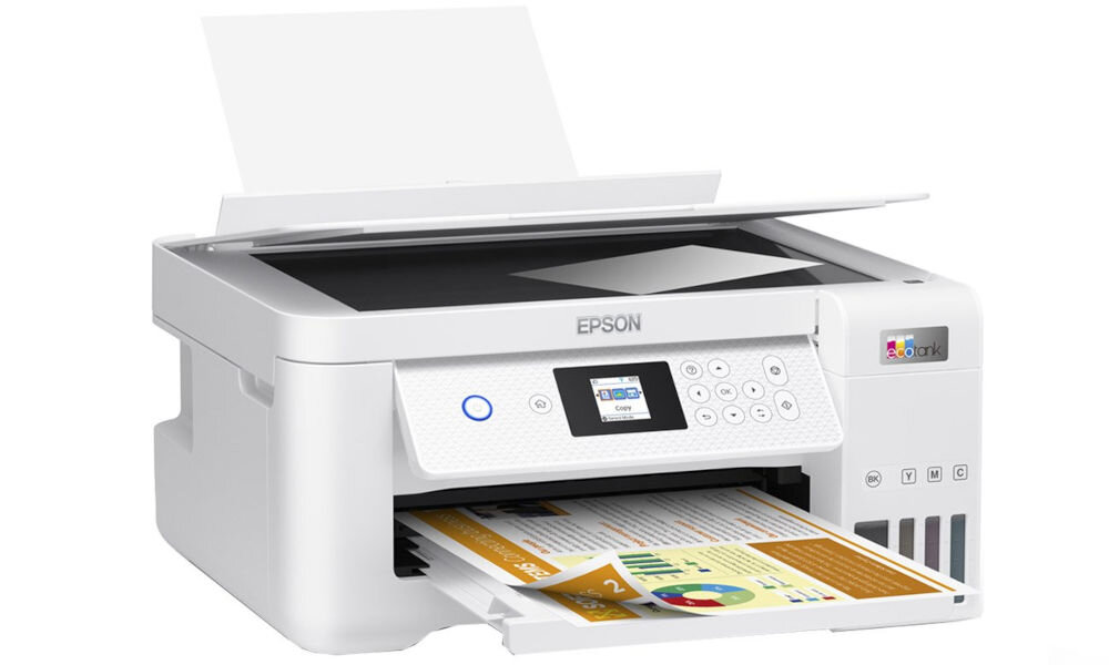 Urządzenie wielofunkcyjne EPSON EcoTank L4266 Druk w kolorze, Automatyczny druk dwustronny, Wi-Fi prezentacja urządzenia od przodu na białym tle pod kątem z wychodzącą wydrukowaną kartką funkcje 3w1 druk skan kopiuj wygoda organizacja przestrzeni