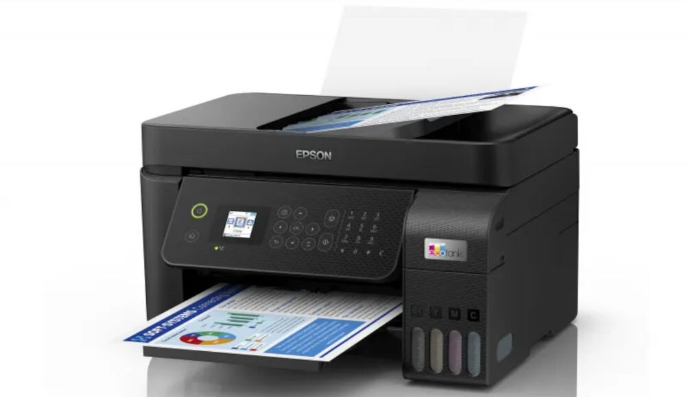 Urządzenie wielofunkcyjne EPSON EcoTank L5290 Druk w kolorze, Wi-Fi prezentacja urządzenia od przodu pod kątem na białym tle z wydrukowaną kartką kolorowy wydruk zdjęć efektowne dokumenty
