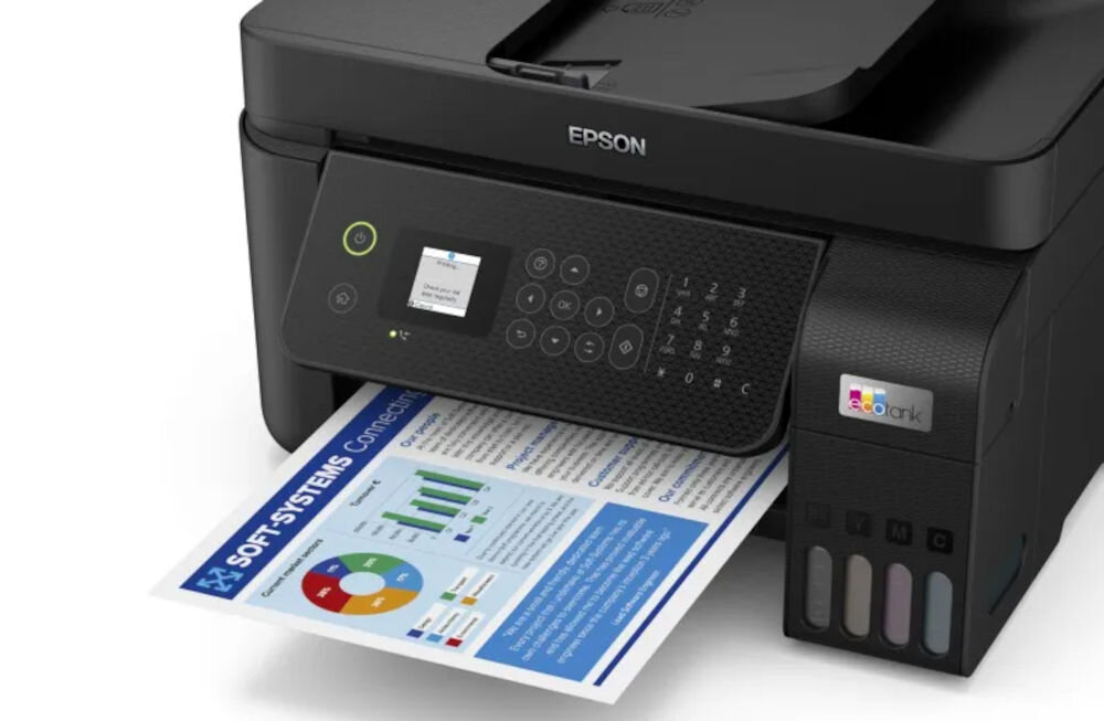 Urządzenie wielofunkcyjne EPSON EcoTank L5290 Druk w kolorze, Wi-Fi prezentacja urządzenia na białym tle od przodu pod kątem z wydrukowaną kartką prosta obsługa i eksploatacja