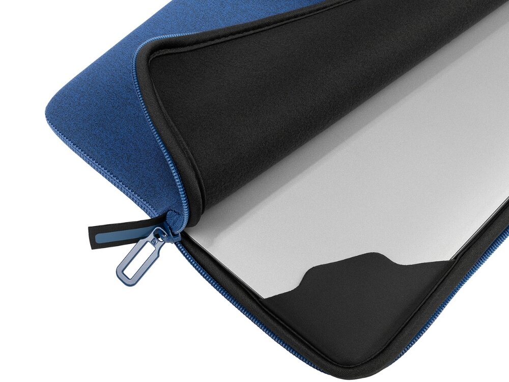 Niebieskie etui na laptopa z czarnym wnętrzem, częściowo otwarte, ukazujące fragment urządzenia w środku. Zamek błyskawiczny jest również niebieski.