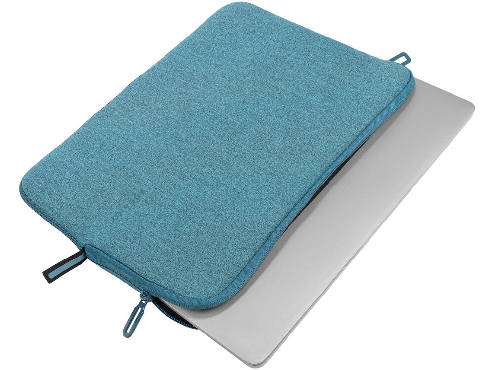 Na obrazie widoczne jest etui na laptopa w kolorze morskim, z zamkiem błyskawicznym. W etui częściowo wsunięty jest srebrny laptop.