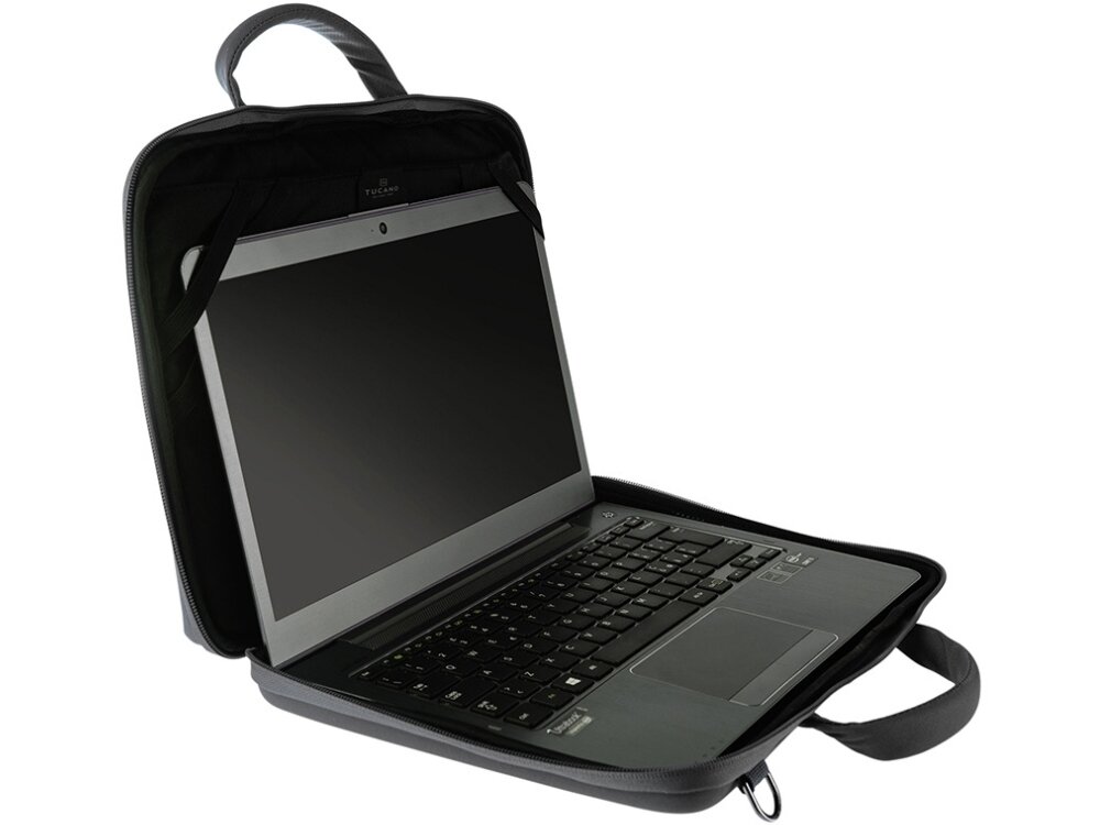 Czarna torba na laptopa z otwartą klapą, w której znajduje się laptop. Na wewnętrznej stronie klapy widoczne jest logo \'TUCANO\'.
