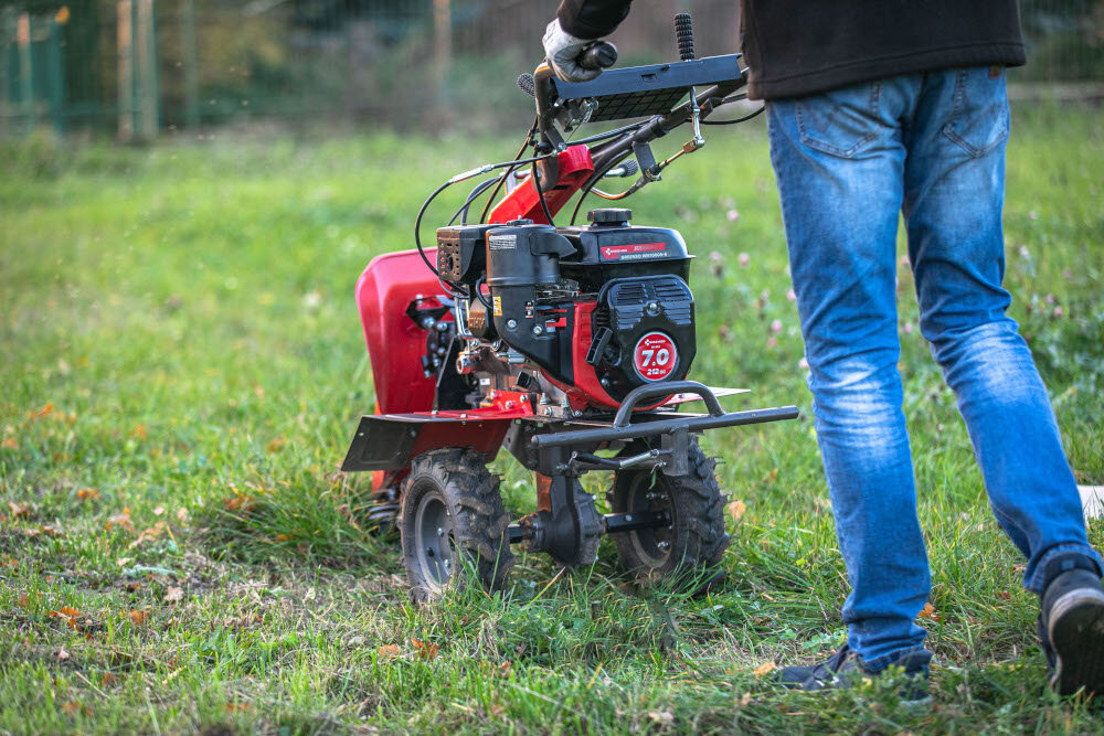 Przystawka do glebogryzarki GREENSO Kosiarka listwowa WM1000N-6 widok od tyłu założna na glebogryzarkę koszenie dużego trawnika
