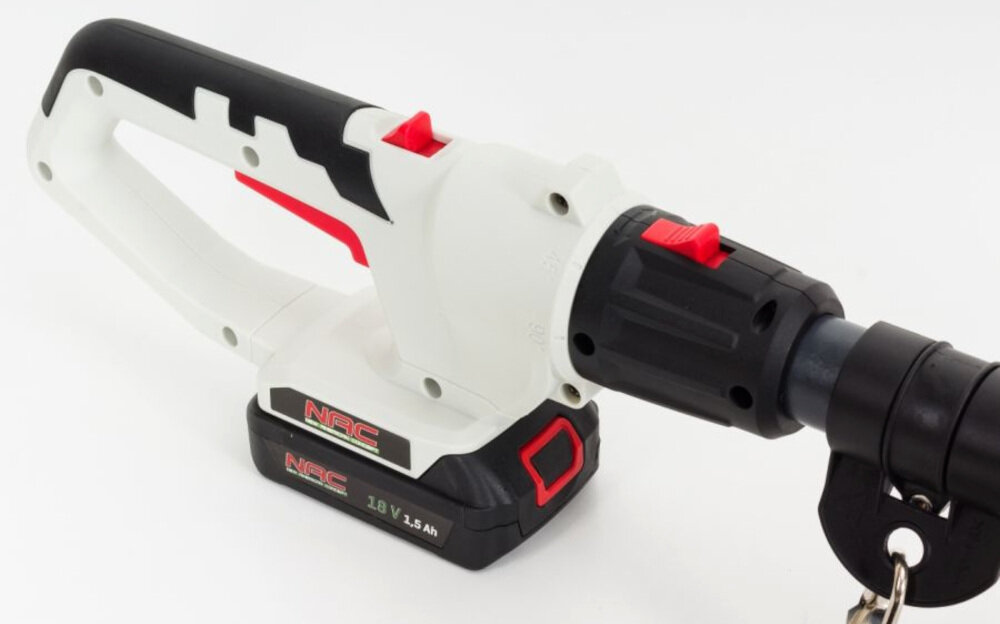 Piła akumulatorowa NAC PCB18E-AH-B15-S niewielka masa waga 4,1 kg ergonomiczna rączka z wygodnym włącznikiem pas podtrzymujący wysokiej jakości sprzęt ogrodniczy