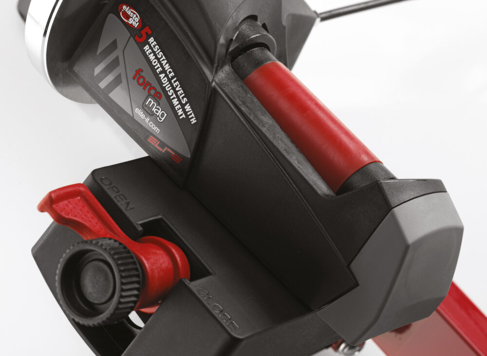 Trenażer rowerowy ELITE Novo Force koło zamachowe o wadze 2,8 kg maksymalny opór do 690 W przy prędkości do 40 km/h