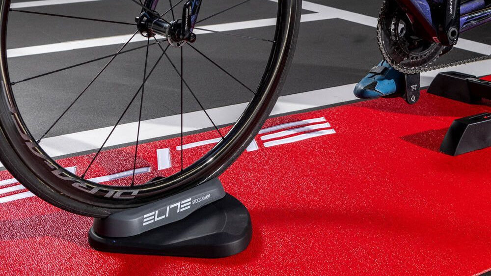 Podstawka pod koło ELITE Sterzo Smart EL0180601 funkcja sterowania w aplikacji Zwift antypoślizgowe gumowe nóżki większa stabilność podczas jazdy