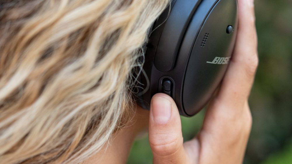 Słuchawki nauszne BOSE QuietComfort 45 ANC cztery mikrofony izolacja glosu redukcja hałasu