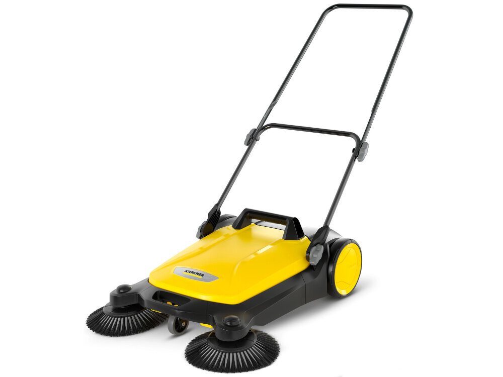Zamiatarka ręczna KARCHER S4 Twin 2-in-1 1.766-365.0 zamiatarka na białym tle widoczna od przodu pod skosem do ręcznego oczyszczania podjazdów, chodników, tarasów oraz przestrzeni wokół domu i ogrodu zbiera liście, piasek, żwir, płatki kwiatów oraz inne suche i mokre zanieczyszczenia porządek bez użycia prądu