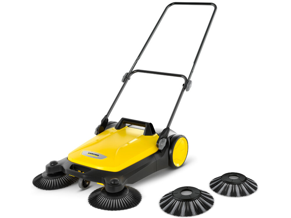 Zamiatarka ręczna KARCHER S4 Twin 2-in-1 1.766-365.0 zamiatarka na białym tle widoczna od przodu pod skosem obok szczotki do pracy na mokro standardowe szczotki boczne do suchych zanieczyszczeń dodatkowe szczotki z twardym włosiem do zabrudzeń mokrych skuteczne sprzątanie w różnych warunkach pogodowych bez wymiany całego urządzenia zwiększa to zakres zastosowań