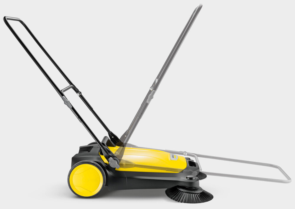 Zamiatarka ręczna KARCHER S4 Twin 2-in-1 1.766-365.0 jasne tło zamiatarka widoczna z boku symulacja złożenia uchwytu uchwyt prowadzący z możliwością złożenia z płynną regulacją wysokości dopasowanie pozycji pracy do wzrostu użytkownika mocowanie bagnetowe
