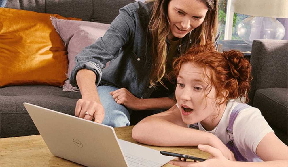 Kod aktywacyjny MICROSOFT 365 Family - Kobieta i mężczyzna wspólnie oglądają ekran laptopa, skupione na treści wyświetlanej na monitorze.