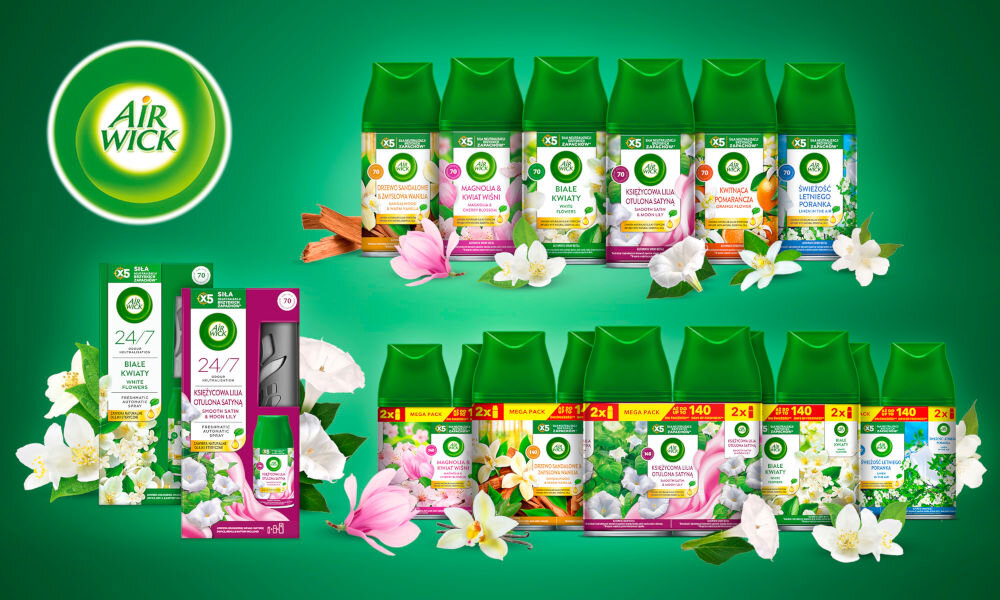 Odświeżacz powietrza AIR WICK Kwitnąca Pomarańcza 250 ml Szeroka, bogata kompozycja na zielonym tle, prezentująca pełną gamę produktów Air Wick Freshmatic. Widoczne są dwa rzędy wkładów zapachowych (oznaczonych X5 Sila Neutralizacji Zapachów, z zielonymi nakrętkami), w tym warianty takie jak: Drzewo Sandałowe, Magnolia & Kwiat Wiśni, Białe Kwiaty, Księżycowa Lilia & Oulona Satyna, Kwitnąca Pomarańcza i Świeżość Letniego Poranka. W dolnym rzędzie znajdują się wkłady w dwupakach MEGA PACK. Po lewej stronie ukazano zestawy startowe 24/7 (dyfuzor plus wkład) oraz dodatkowe opakowania z wkładami. Produkty są otoczone świeżymi kwiatami (magnolia, jaśmin), laskami cynamonu i kawałkami drewna, wizualnie reprezentującymi poszczególne zapachy. W lewym górnym rogu znajduje się duże, zielone logo Air Wick.