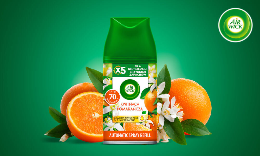 Odświeżacz powietrza AIR WICK Kwitnąca Pomarańcza 250 ml Zbliżenie na wkład automatycznego odświeżacza powietrza Air Wick Freshmatic w zapachu KWITNĄCA POMARAŃCZA (AUTOMATIC SPRAY REFILL). Opakowanie jest metalowe z zieloną nakrętką i jest otoczone połówkami świeżej pomarańczy, liśćmi oraz kwiatami pomarańczy. Etykieta podkreśla, że zawiera naturalne olejki eteryczne oraz zapewnia X5 SIŁĘ NEUTRALIZACJI BRZYDKICH ZAPACHÓW i do 70 dni świeżości. W prawym górnym rogu znajduje się logo Air Wick. Tło jest gradientowo zielone.