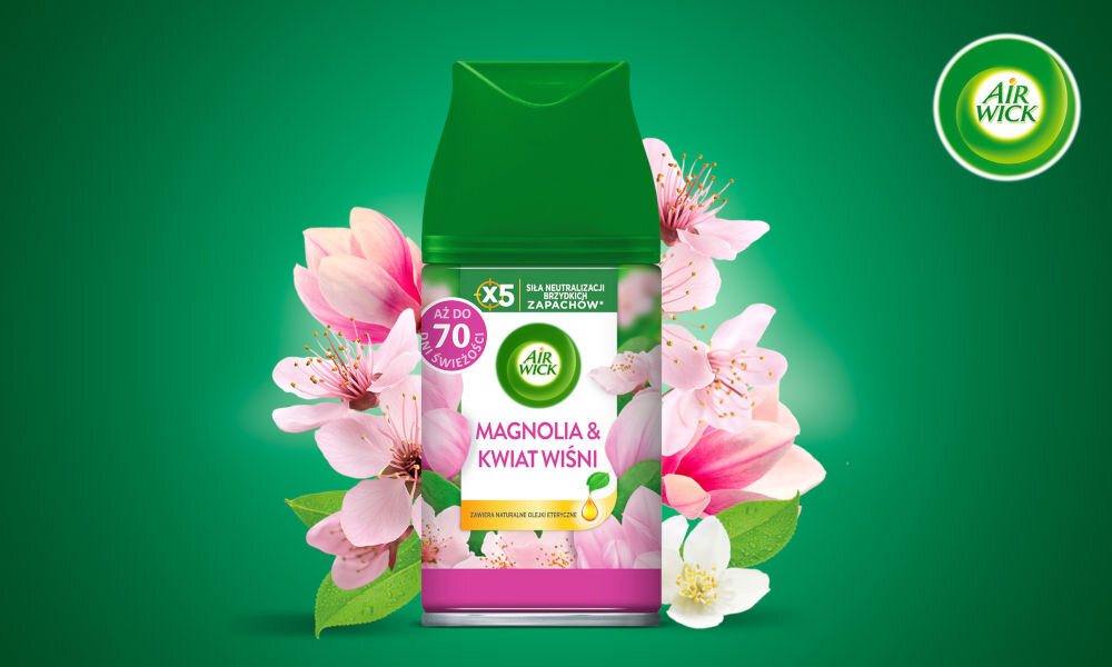 Odświeżacz powietrza AIR WICK Magnolia i Kwiat Wiśni 250 ml Zbliżenie na wkład automatycznego odświeżacza powietrza Air Wick Freshmatic w zapachu MAGNOLIA & KWIAT WIŚNI. Opakowanie jest metalowe z zieloną nakrętką, a etykieta jest w odcieniach różu. Produkt jest otoczony dużymi, różowymi kwiatami magnolii i wiśni oraz mniejszymi białymi kwiatami. Etykieta podkreśla, że zapewnia X5 SIŁĘ NEUTRALIZACJI BRZYDKICH ZAPACHÓW i do AŻ DO 70 DNI ŚWIEŻOŚCI. W prawym górnym rogu znajduje się logo Air Wick. Tło jest intensywnie zielone.