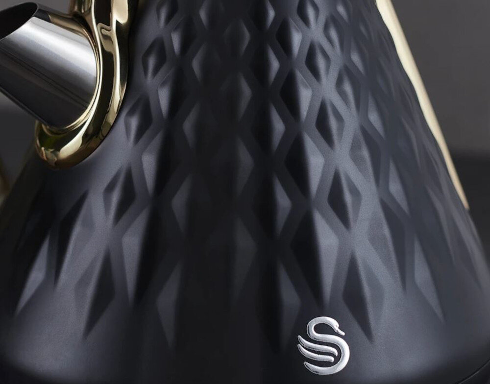 Czajnik SWAN Gatsby SK14080BLKN Czarny prezentacja wyglad design piramidowy ksztalt