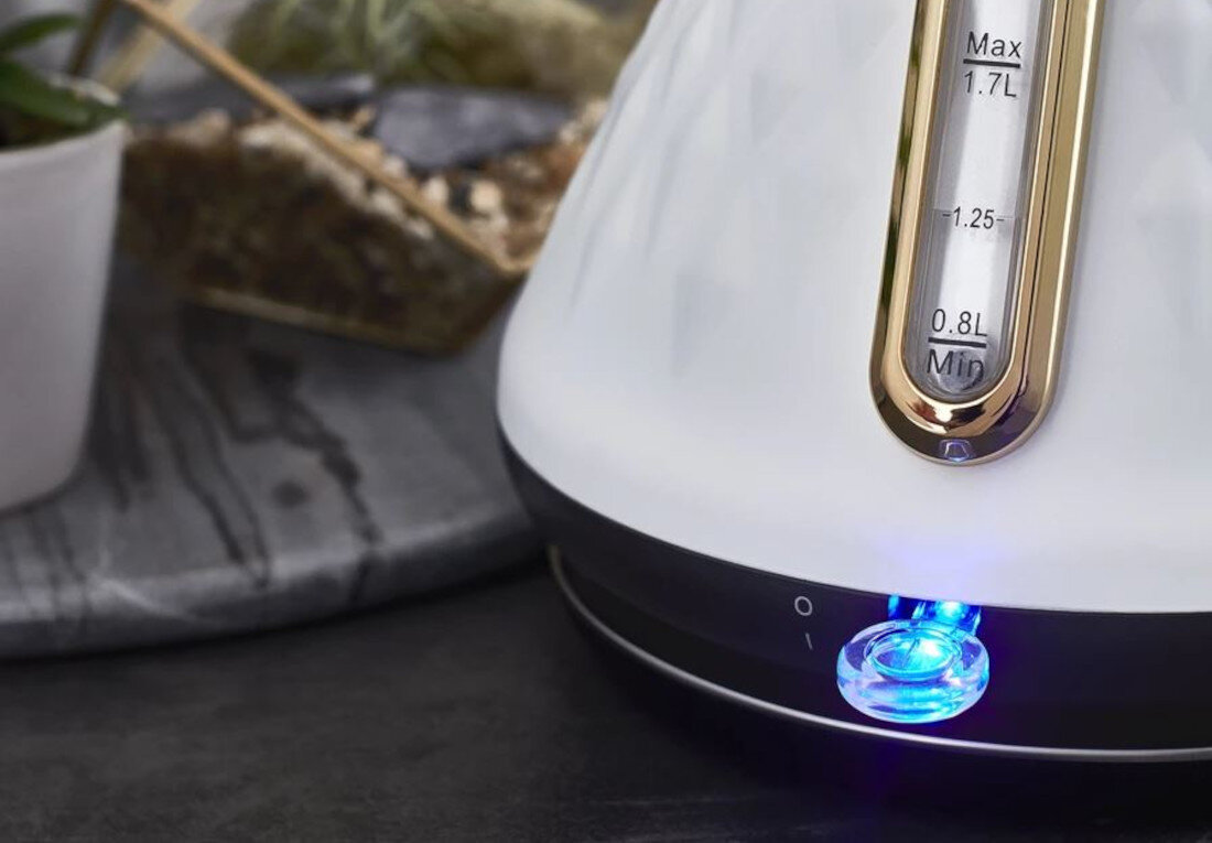 Czajnik SWAN Gatsby SK14080WHTN Bialy wygoda komfort wskaznik pracy bez przewodu zasilajacego