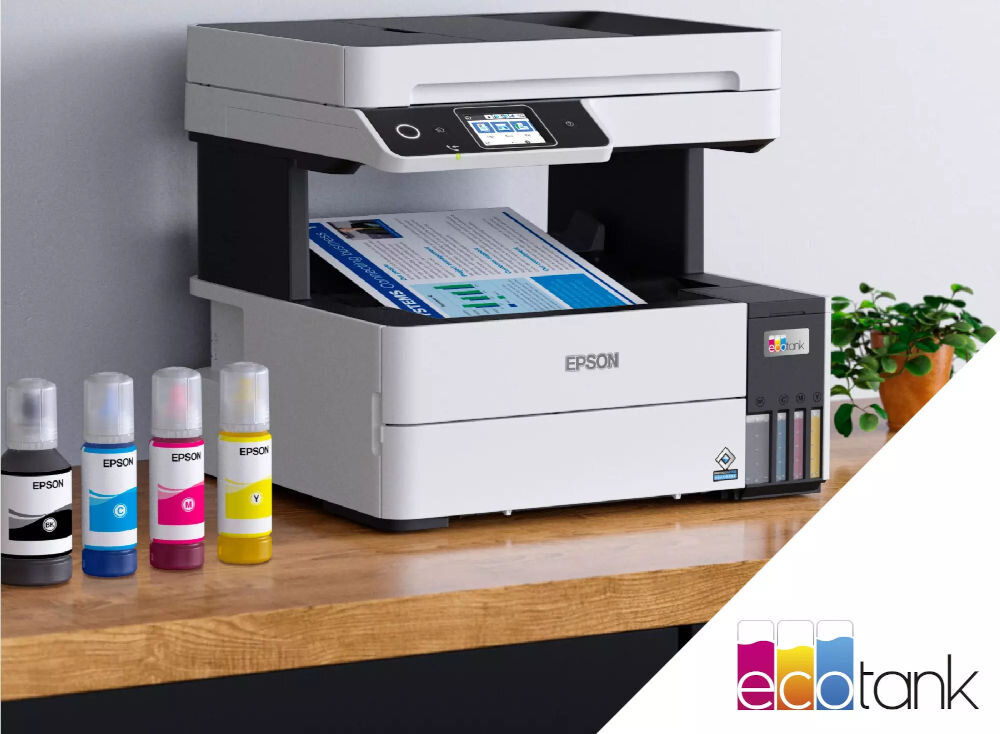 Urządzenie wielofunkcyjne EPSON EcoTank L6490 Druk w kolorze, Automatyczny druk dwustronny, Wi-Fi prezentacja urządzenia w biurze na szafce obok butelki z atramentem jasna ściana w tle bezkartridżowa oszczędność kosztów