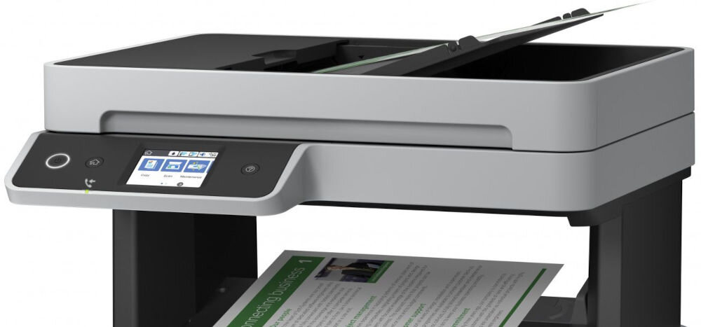 Urządzenie wielofunkcyjne EPSON EcoTank L6490 Druk w kolorze, Automatyczny druk dwustronny, Wi-Fi prezentacja urządzenia od przodu pod kątem na niebieskim tle zbliżenie na wydrukowaną kartkę z napisem szybkie skanowanie rozdzielczość skanowania 1200 x 2400 DPI czas skanowania A4 sprawne działanie