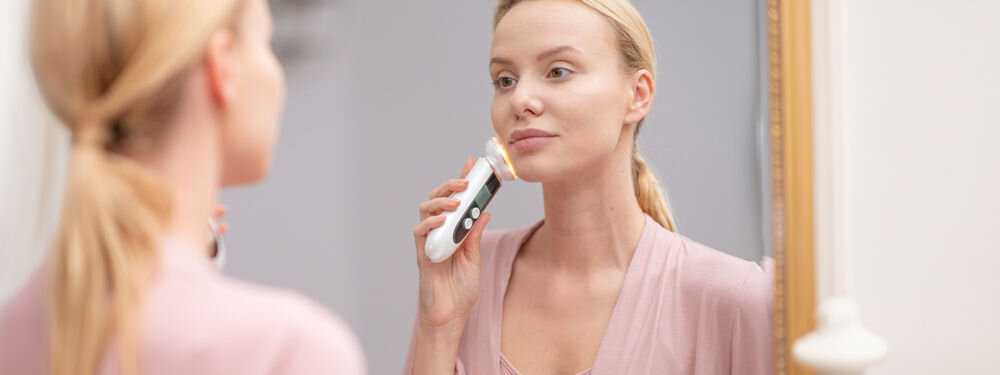 Urządzenie do mezoterapii GARETT BEAUTY Vital Skin Czerwony regularne masaże gładka promienna cera elektrostymulacja pobudzenie mięśni do pracy wygładzenie zmarszczek poprawienie wyglądu kondycji