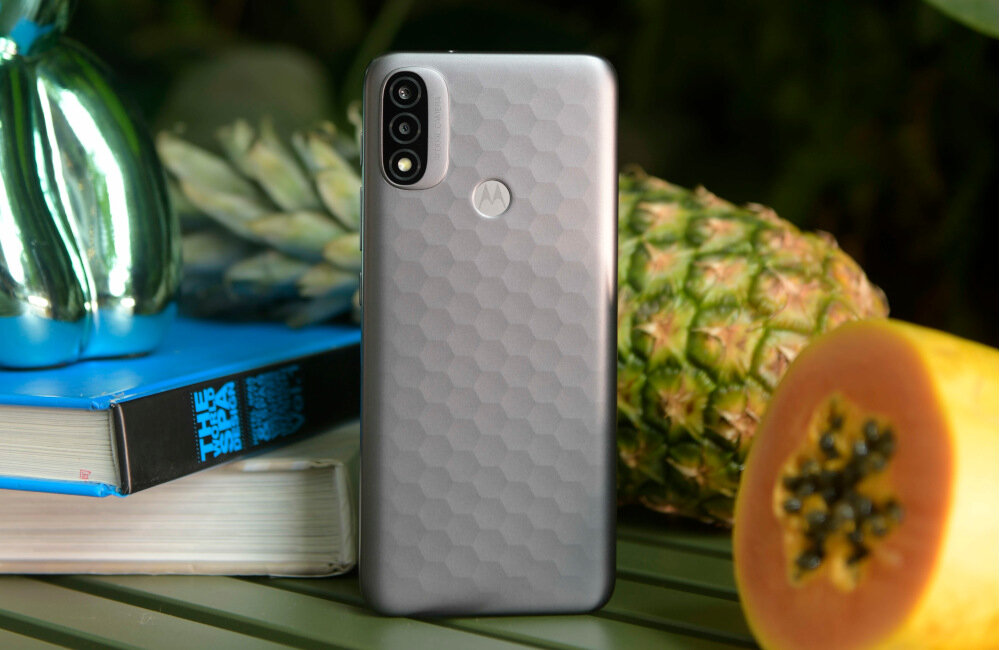 SMARTFON MOTOROLA MOTO E20 2+32GB COASTAL BLUE ekran przekątna proporcje