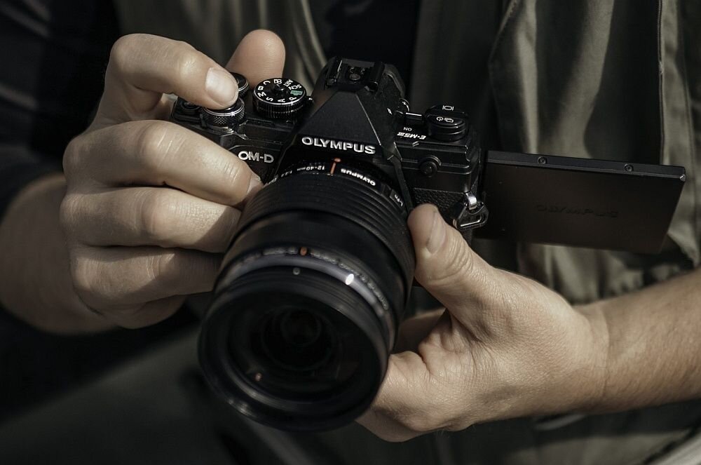 Aparat OLYMPUS E-M5 Mark III zdjęcia obiektyw ekran wizjer ogniskowa przysłona migawka obudowa bateria zasilanie filmy nagrywanie rozdzielczość matryca rozmiar przekątna tryby iso montaż lampa światło przyciski sterowanie menu kontrast jasność balans bieli filtry cmos karta pliki format zapis seria