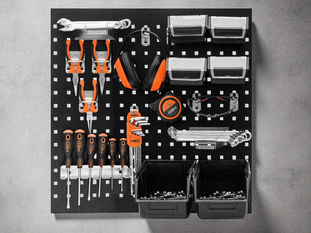 Panel narzędziowy NEO TOOLS 60x60x2 cm stalowy do warsztatu organizacja narzędzi - wiszący na betonowej ścianie