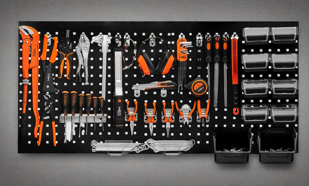 Panel narzędziowy NEO TOOLS 120x60x2 cm stalowy do warsztatu organizacja narzędzi - wiszący na betonowej ścianie