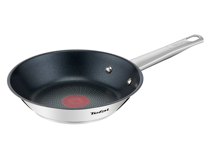 Na obrazie widoczna jest patelnia z ciemnym wnętrzem i jasnym uchwytem. Na zewnętrznej stronie patelni znajduje się logo \'Tefal\'.