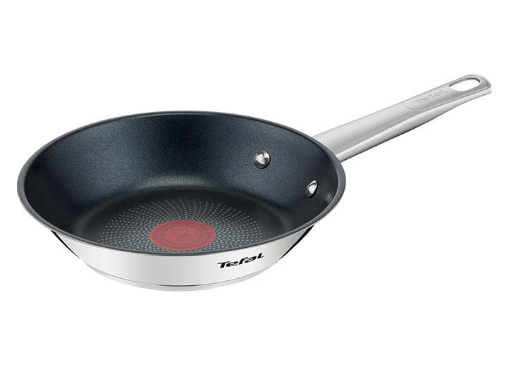 Na obrazie widoczna jest patelnia z ciemnym wnętrzem i srebrnym uchwytem. Na zewnętrznej stronie patelni znajduje się logo \'Tefal\'.