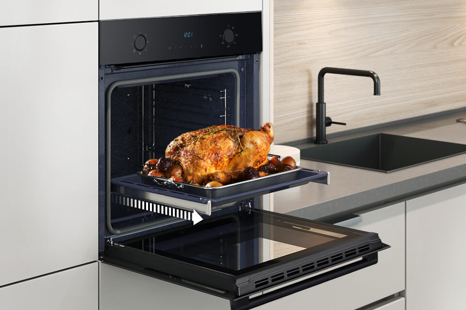 Prowadnice teleskopowe zapewniają stabilność potraw na blasze w piekarniku oraz umożliwiają m.in. łatwe doprawianie dań w trakcie pieczenia Prowadnice teleskopowe zapewniają stabilność potraw na blasze w piekarniku oraz umożliwiają m.in. łatwe doprawianie dań w trakcie pieczenia