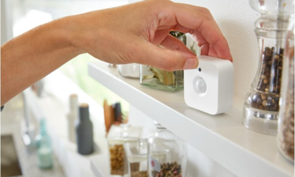 Czujnik ruchu PHILIPS HUE 929003067501 bezprzewodowy bateryjnie zasilany zasilanie instalacja bezprzewodowe działanie baterie