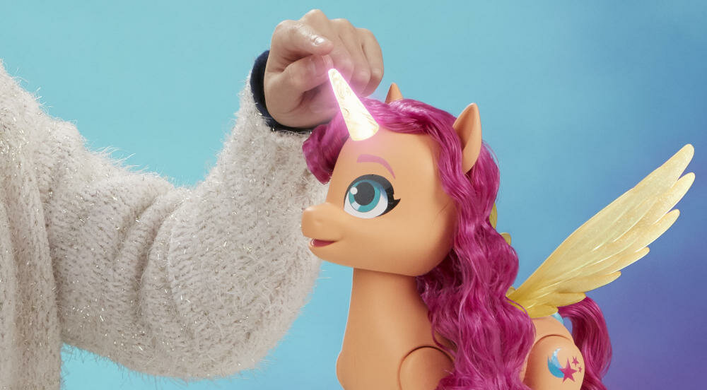 HASBRO-MY-LITTLE-PONY-SUNNY-ROLKI jednorożec magiczny świecący róg atrakcyjność sunny