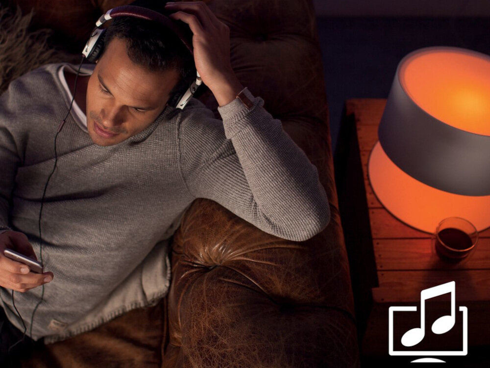 Inteligentna żarówka LED PHILIPS HUE 212748 4W E14 synchronizacja światła z filmem grą muzyką 16 milionów dostępnych do wyboru kolorów