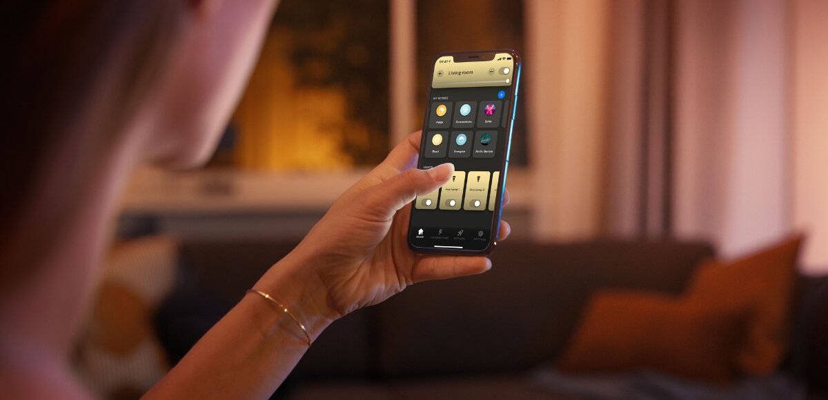 Lampa podlogowa PHILIPS HUE Signe Gradient Bialy aplikacja mobilna