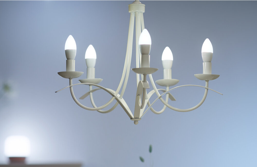 Inteligentna żarówka LED WIZ 929002448502 4.9W E14 WiFi nastrojowe światło jasne i wyraziste ciepłe przytłumione funkcja całodobowego harmonogramu