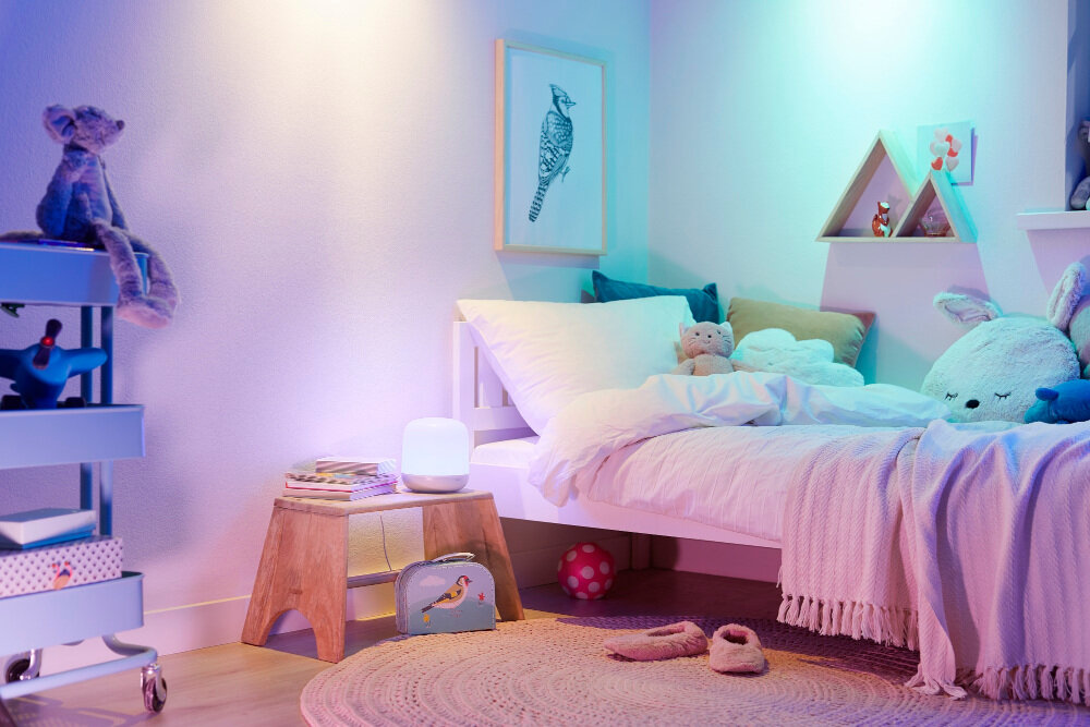 Lampa stołowa WIZ Hero smukła obudowa lekko zaokrąglony element emitujący światło lekka regulacja barwy światła od zimnej do ciepłej bieli miliony kolorów dynamiczne tryby oświetleniowe